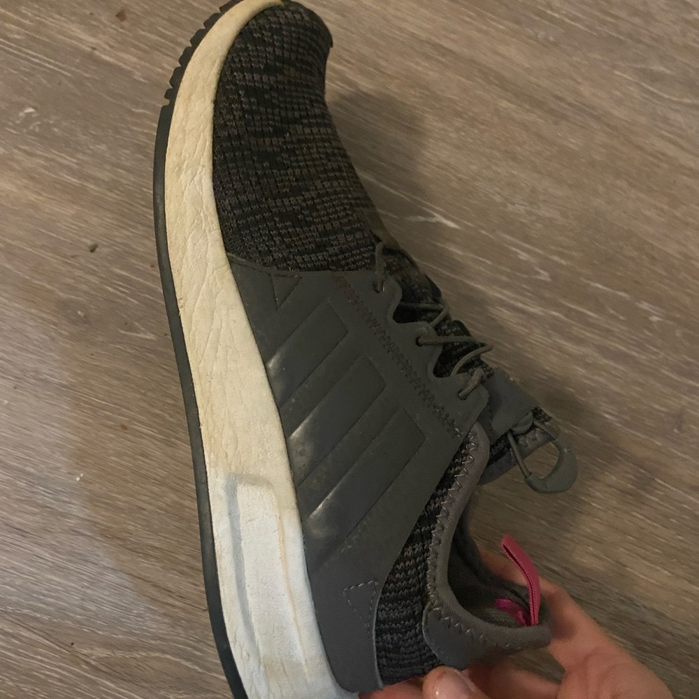 Tennis shoes